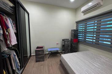 Single storey bungalow walking distance to seaside in Ujong Pasir