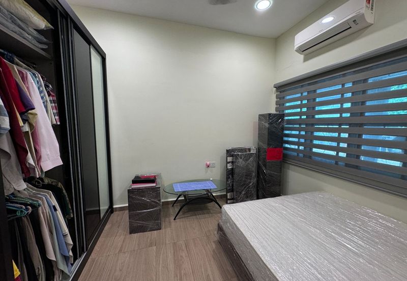 Single storey bungalow walking distance to seaside in Ujong Pasir