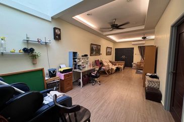 Single storey bungalow walking distance to seaside in Ujong Pasir