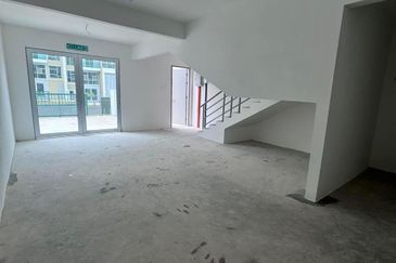 3 storey terrace Factory in Ayer Keroh for sale