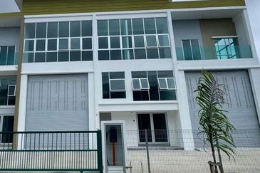 3 storey terrace Factory in Ayer Keroh for sale