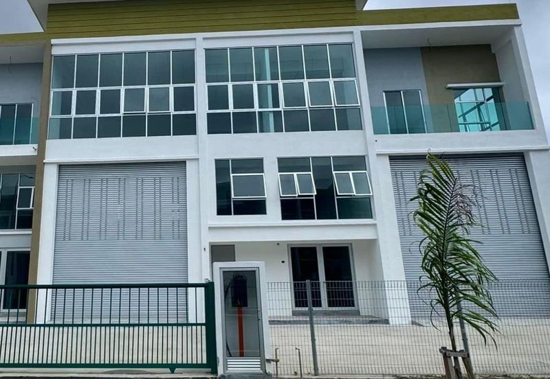 3 storey terrace factory in Ayer Keroh for rent