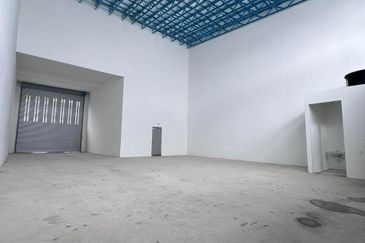 3 storey terrace factory in Ayer Keroh for rent