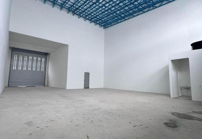 3 storey terrace factory in Ayer Keroh for rent