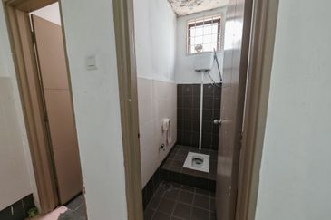 Double story shoplot near Aeon Melaka for rent