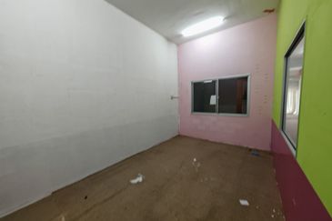 Double story shoplot near Aeon Melaka for rent