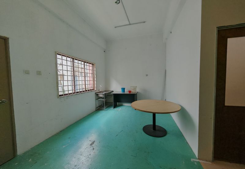 Double story shoplot near Aeon Melaka for rent