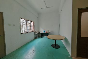 Double story shoplot near Aeon Melaka for rent