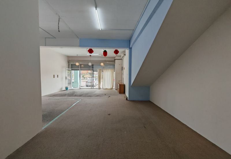 Double story shoplot near Aeon Melaka for rent