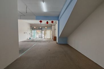 Double story shoplot near Aeon Melaka for rent