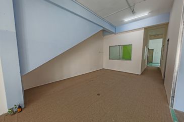 Double story shoplot near Aeon Melaka for rent