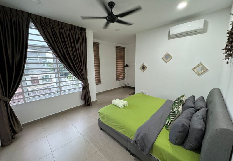 Freehold 2.5 Storey Semi D Corner Tmn Senjuang, Ujong Pasir, Semabok