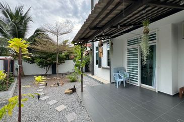 Freehold 2.5 Storey Semi D Corner Tmn Senjuang, Ujong Pasir, Semabok