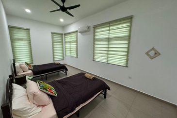 Freehold 2.5 Storey Semi D Corner Tmn Senjuang, Ujong Pasir, Semabok