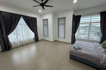 Freehold 2.5 Storey Semi D Corner Tmn Senjuang, Ujong Pasir, Semabok