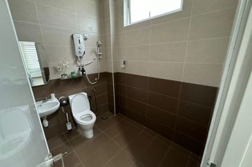 Freehold 2.5 Storey Semi D Corner Tmn Senjuang, Ujong Pasir, Semabok