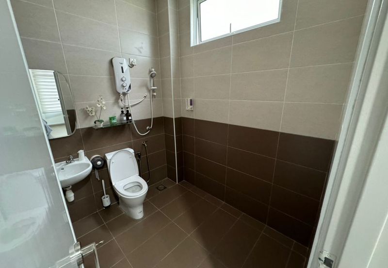 Freehold 2.5 Storey Semi D Corner Tmn Senjuang, Ujong Pasir, Semabok