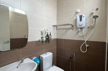 Freehold 2.5 Storey Semi D Corner Tmn Senjuang, Ujong Pasir, Semabok