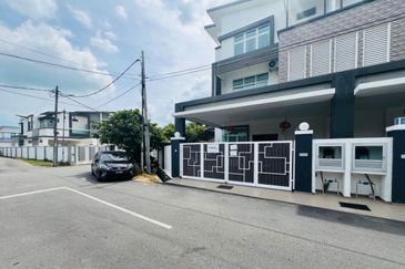 Freehold 2.5 Storey Semi D Corner Tmn Senjuang, Ujong Pasir, Semabok