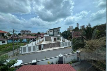 Freehold 2.5 Storey Semi D Corner Tmn Senjuang, Ujong Pasir, Semabok
