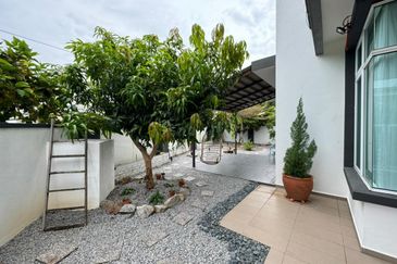 Freehold 2.5 Storey Semi D Corner Tmn Senjuang, Ujong Pasir, Semabok