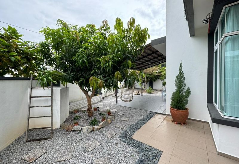 Freehold 2.5 Storey Semi D Corner Tmn Senjuang, Ujong Pasir, Semabok