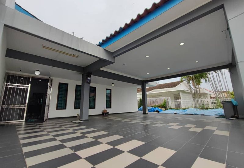 Single-storey semi-d in Taman Seaview, Ujong Pasir in Melaka for sale