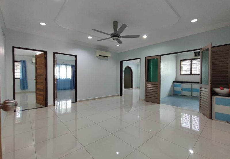 Single-storey semi-d in Taman Seaview, Ujong Pasir in Melaka for sale
