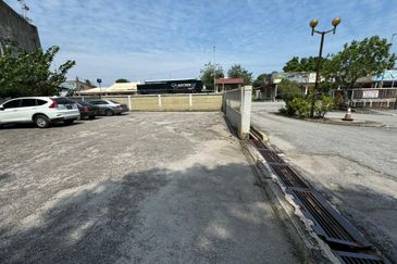 Commercial Spaces beside Jalan Taming Sari Melaka Tengah for rent  