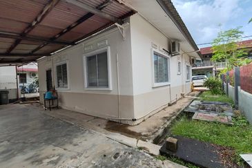 Freehold Bungalow Fully furnished at Jalan Johor, Semabok for sale 