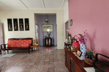 Freehold Bungalow Fully furnished at Jalan Johor, Semabok for sale 