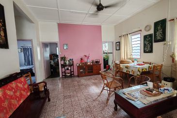 Freehold Bungalow Fully furnished at Jalan Johor, Semabok for sale 