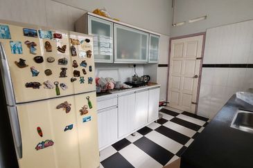 Freehold Bungalow Fully furnished at Jalan Johor, Semabok for sale 