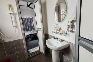 Freehold Bungalow Fully furnished at Jalan Johor, Semabok for sale 