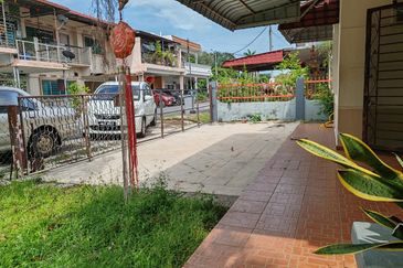 Freehold Bungalow Fully furnished at Jalan Johor, Semabok for sale 