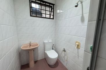 Single Storey semi-d in Jalan Pulau, Ujong Pasir for sale 