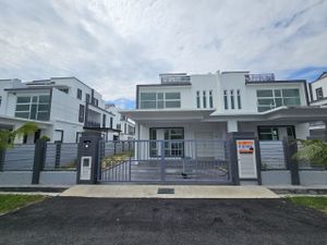 Extra Privacy & Parking 2.5 Storey Semi D Gated & Guarded in Klebang ...