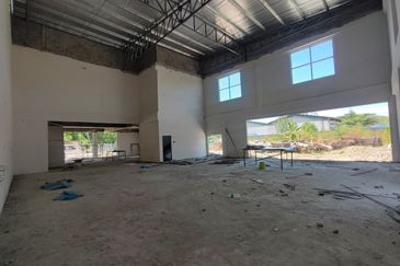 LAST 2 UNITS - NEW 3 STOREY FACTORY IN GONG BADAK