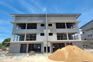 LAST 2 UNITS - NEW 3 STOREY FACTORY IN GONG BADAK