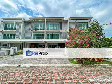 NICE LAKE VIEW, 3 Storey Superlink Terrace D'Island Residence Puchong South, Selangor, Puchong