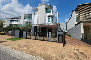 [FOR SALE] 3 Storey Bungalow Usj Height Subang Jaya
