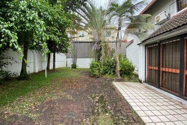 ★★2 Storey Bungalow- Land Size 9903 Sqft! For Sale, Taman Oug★★