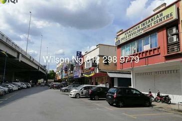 Ampang waterfront intermediate lot facing main road 