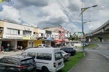 Ampang waterfront intermediate lot facing main road 
