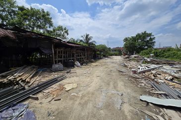 Shah Alam, Batu 3 Seksyen 22, Facing Main Road, Commercial Flat Land