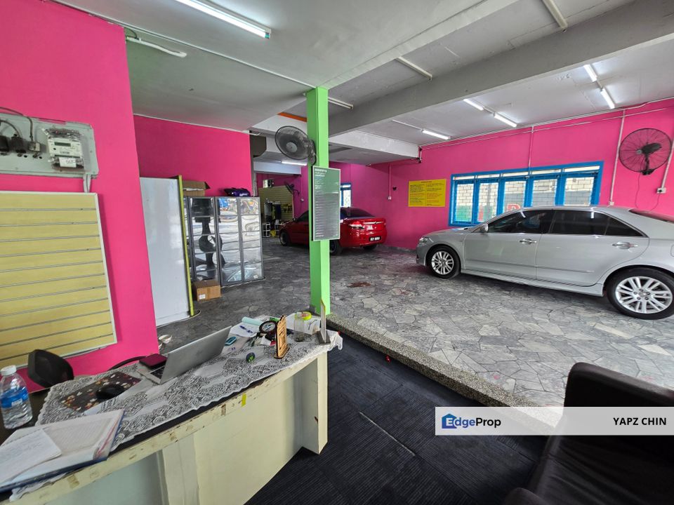 Kawasan 17, klang freehold commercial bungalow, facing main road, Selangor, Klang