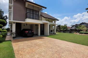2storey corner lot bungalow with huge land in Laman Permai, Subang Bestari