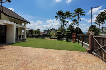 2storey corner lot bungalow with huge land in Laman Permai, Subang Bestari