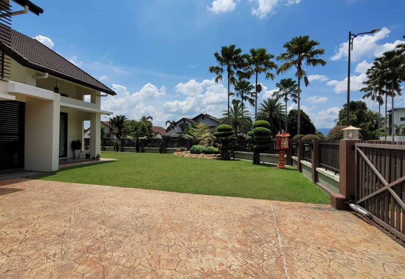 2storey corner lot bungalow with huge land in Laman Permai, Subang Bestari