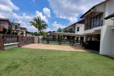 2storey corner lot bungalow with huge land in Laman Permai, Subang Bestari